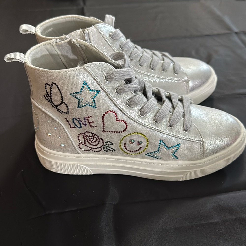 Steve Madden Girl's silver Sneakers, Size 4